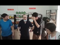 Feliz aniversário ao Jim também mostrar Boke é uma família feliz