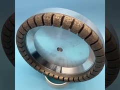 Polir superfícies de vidro com pó de polir vidro na máquina de processamento de borda de vidro